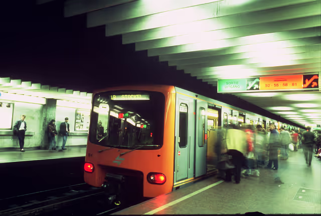 Снимка 1: Car lights in a highway at night