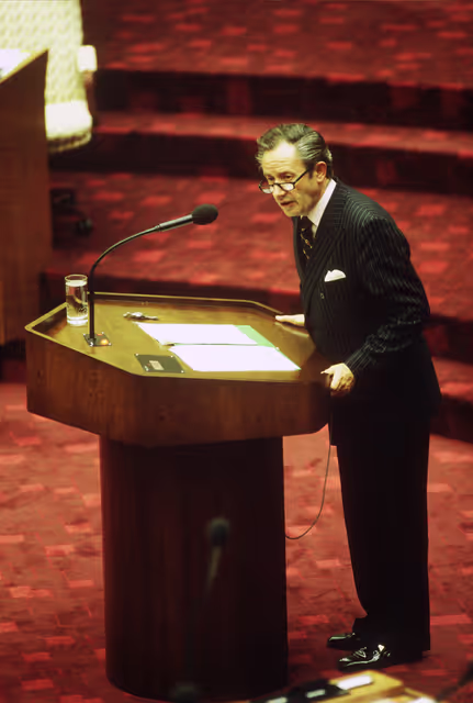 Fotogrāfija 5: EC President Gaston THORN in plenary session in Strasbourg.