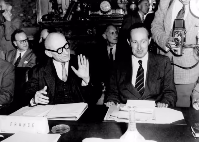 Fotografia 18: Opening session of the conference on the Schuman Plan in Paris, 20 June 1950