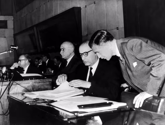 Fotografia 20: Robert SCHUMAN in the hemicycle in Strasbourg in 1952