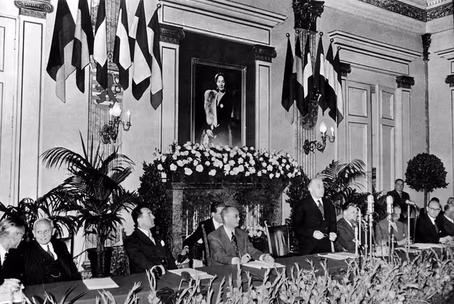 Fotografia 19: Opening session of the high authority of the ECSC (CECA) chaired by Jean Monnet in Luxembourg on August 10, 1952