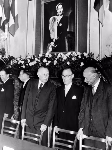 Fotografia 13: German Cancellor Konrad ADENAUER and Robert SCHUMAN at  the opening session of  the hight authority of the ECSC (CECA) in Luxembourg on August 10, 1952