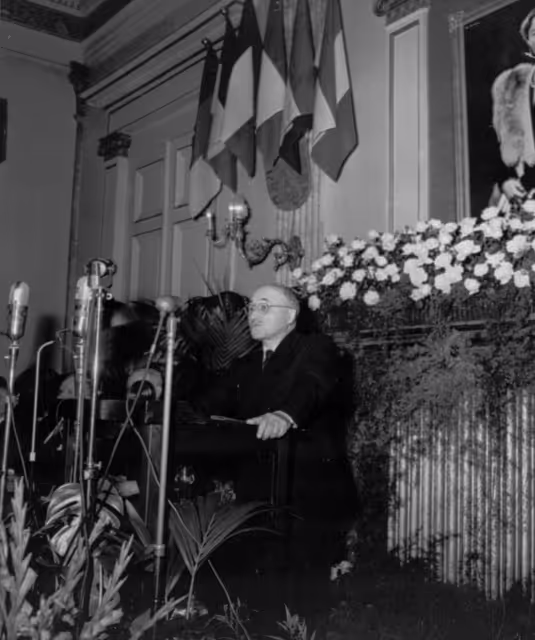 Fotografia 15: Jean Monnet, chief architect of the Schuman Plan and President of the High Authority, delivers his inaugural speech outlining the tasks and responsabilities of the new organization Aug.18,1952. Behind him, on the wall is a painting of Grand Duchess Charlotte, soverign of Luxembourg.(AP Photo/usia)