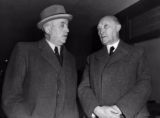 Fotografie 2: CECA - ECSC - First Common Assembly from 10th to 13th September 1952 in Strasbourg -  Konrad ADENAUER and Hermann PUNDER