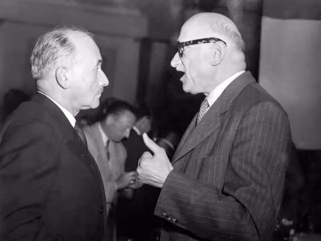 Fotografie 1: CECA - ECSC - First Common Assembly from 10th to 13th September 1952 in Strasbourg  - Robert Schuman and Jean Monnet (AP Photo)