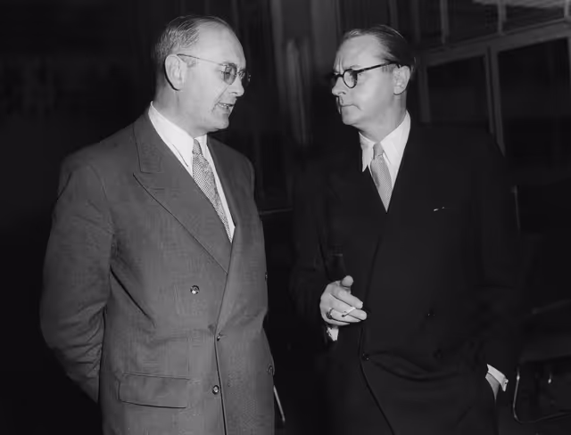 Fotografie 3: CECA - ECSC - First Common Assembly from 10th to 13th September 1952 in Strasbourg - Franz ETZEL and Heinrich VON BRENTANO