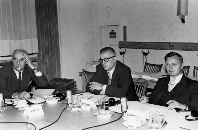 Valokuva 1: André MUTTER, Alfred BERTRAND and Cornelis HAZENBOSCH during a Social Affairs Committee meeting of the ECSC in Luxembourg, September 1957.