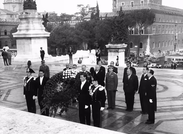 ECSC President Hans FURLER and Vice President Emilio BATTISTA, flanked by Emile VANRULLEN, Jean FOHRMANN and Maan SASSEN attend a wreath laying ceremony at the Tomb of the Unknown Soldier (Milite Ignoto) at the Altare della Patria , also called Vittoriano monument, on Piazza Venezia, Rome, Italy, November 6, 1957.