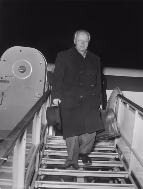 Photo 6: Plenary session of the Assembly of the ECSC - Arrival of the President