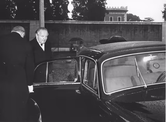 Photo 19: Plenary session of the Assembly of the ECSC - Hommage at the grave of Alcide De Gasperi