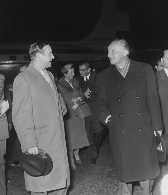 Photo 4: Plenary session of the Assembly of the ECSC - Arrival of the President