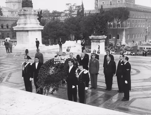 Photo 8: Plenary session of the Assembly of the ECSC - Ceremony at the grave of the Unknown Soldier