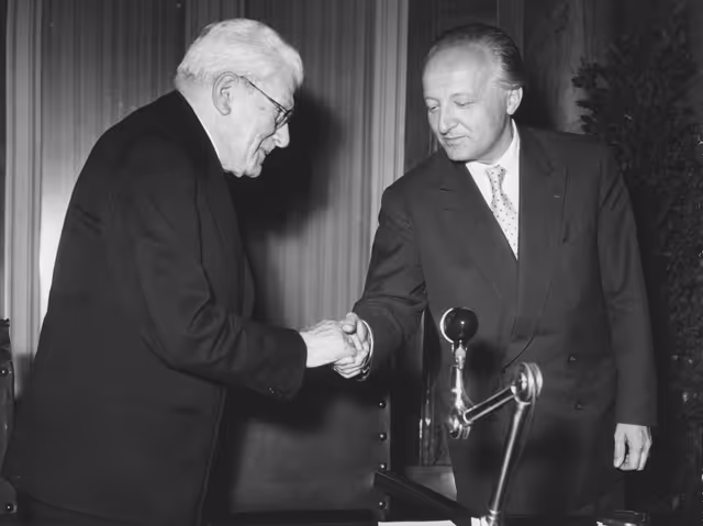 Photo 23: Plenary session of the Assembly of the ECSC - Press conference of the President