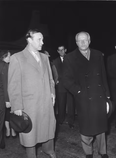 Photo 3: Plenary session of the Assembly of the ECSC - Arrival of the President