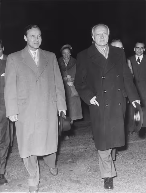 Photo 2: Plenary session of the Assembly of the ECSC - Arrival of the President