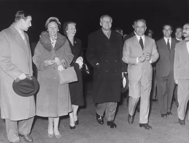 Photo 1: Plenary session of the Assembly of the ECSC - Arrival of the President