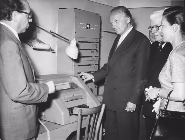 Photo 25: Plenary session of the Assembly of the ECSC - Visit to a factory