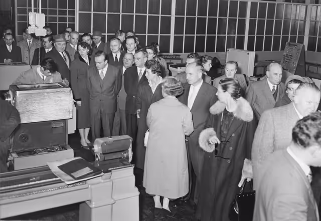 Photo 24: Plenary session of the Assembly of the ECSC - Visit to a factory