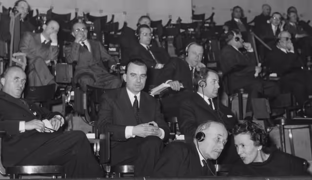 Fotografia 17: Robert SCHUMAN and MEPs during the Constitutive session of the new European Parliamentary Assembly on the 19th of March 1958