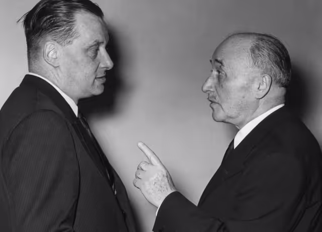 Fotografia 5: Henri ROCHEREAU and Robert SCHUMAN during the Constitutive session of the new European Parliamentary Assembly on the 19th of March 1958