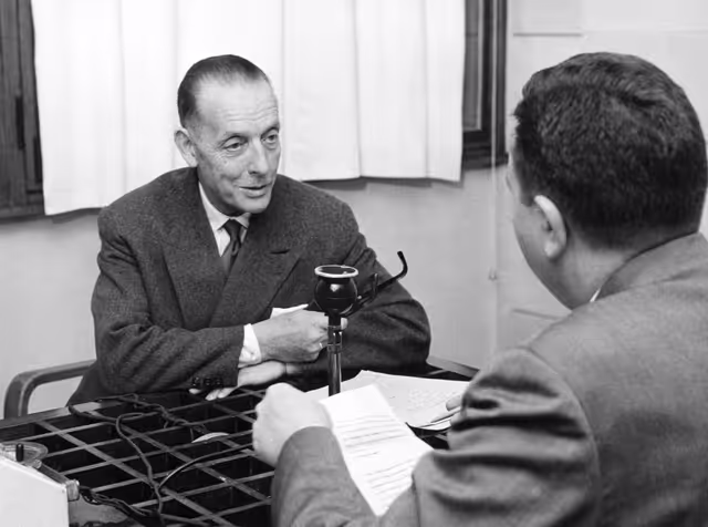 Zdjęcie 3: Jacques VENDROUX during an interview in Strasbourg in October 1960.