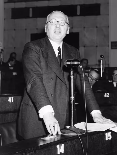 Foto 9: Rene PLEVEN during a session in Strasbourg, France,  January 16, 1961.