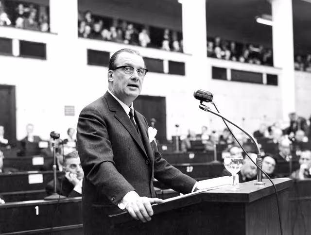 Foto 6: Pierre WIGNY during a session in Strasbourg, France,  January 16, 1961.