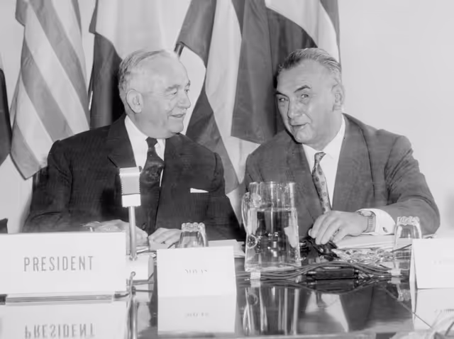 Φωτογραφία 3: Emile VANRULLEN and Prés. NOVAS during a CEE parlementary commission in Brussels, Belgium , June 30, 1964.