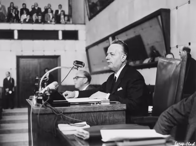 Fotogrāfija 4: Henri Moreau de, Melen during a plenary session in Strasbourg, September 24, 1965