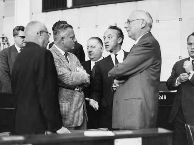 Fotogrāfija 1: Alain Poher, Diomède Catroux, René Pleven during a plenary session in Strasbourg, September 24, 1965