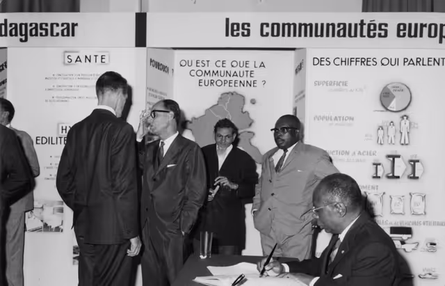 Fotagrafa 8: EP and delegation members visit a EEC-AASM (CEE-EAMA in French) exhibition at the Town Hall in Brussels, Belgium, January 11, 1969.