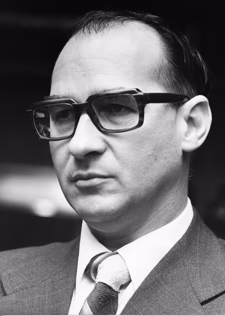 Fotogrāfija 6: Portrait of Guido BRUNNER, member of the Commission of the European Communities.