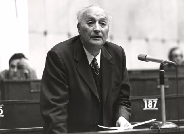 Photo 2 : Plenary session in February 1975