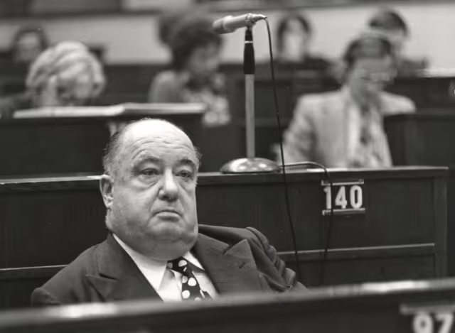 Photo 1 : Plenary session in February 1975