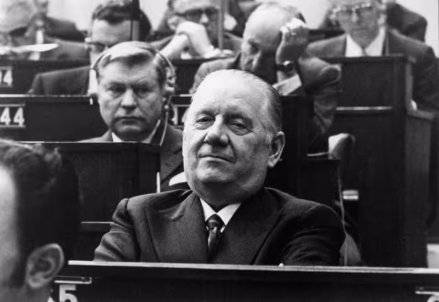 Fotografie 25: Plenary session in March 1975