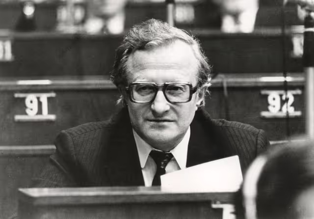 Fotografie 24: Plenary session in March 1975