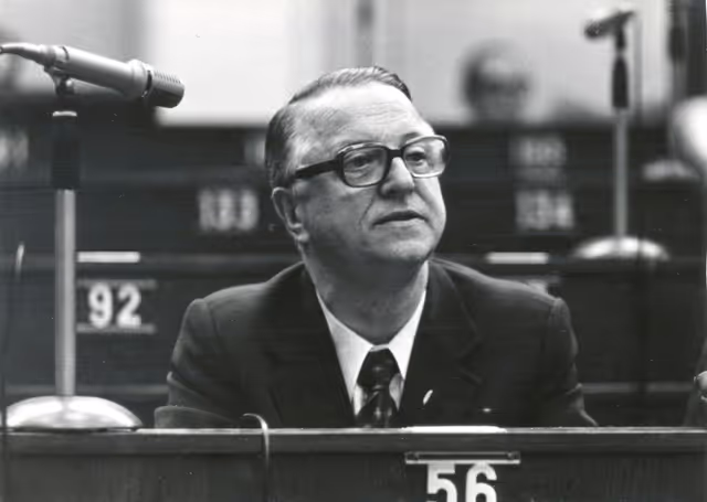 Fotografie 22: Plenary session in March 1975