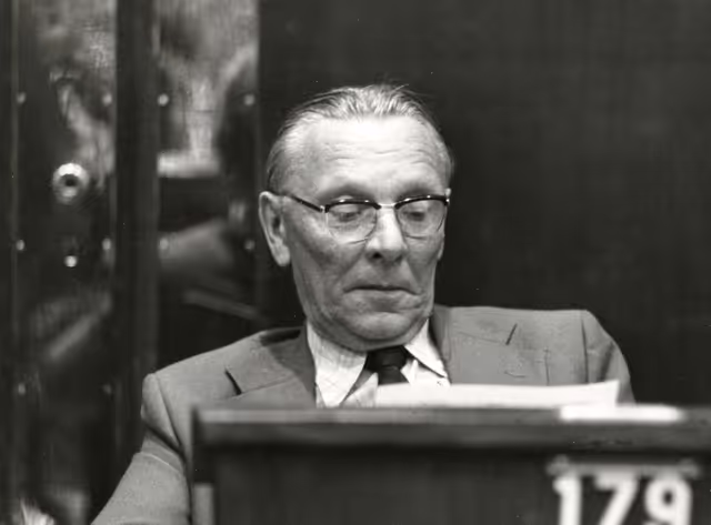 Fotografie 20: Plenary session in March 1975