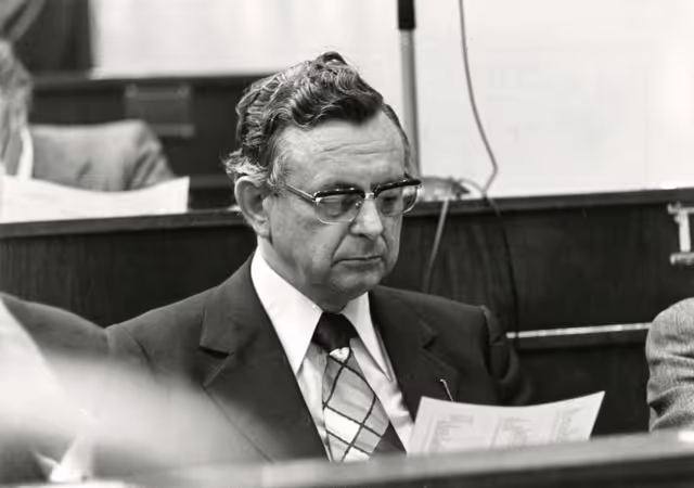 Fotografie 17: Plenary session in March 1975