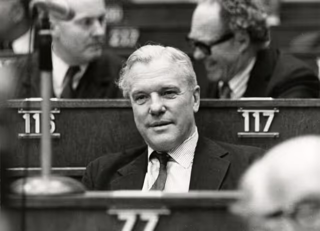 Fotografie 18: Plenary session in March 1975