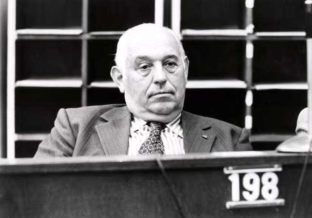 Fotografie 16: Plenary session in March 1975