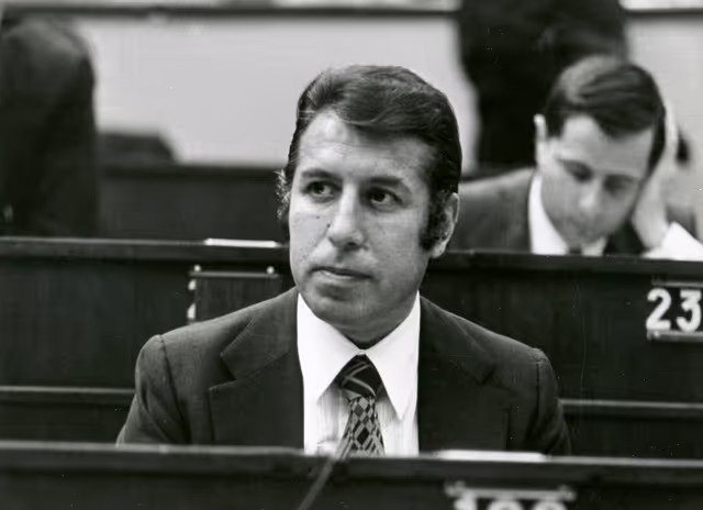 Fotografie 12: Plenary session in March 1975