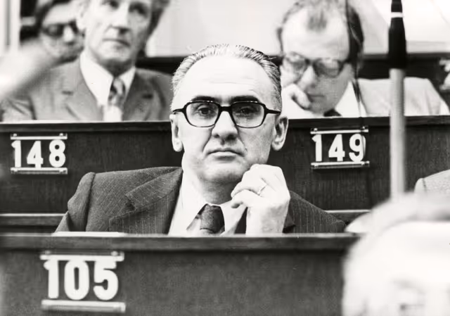 Fotografie 11: Plenary session in March 1975