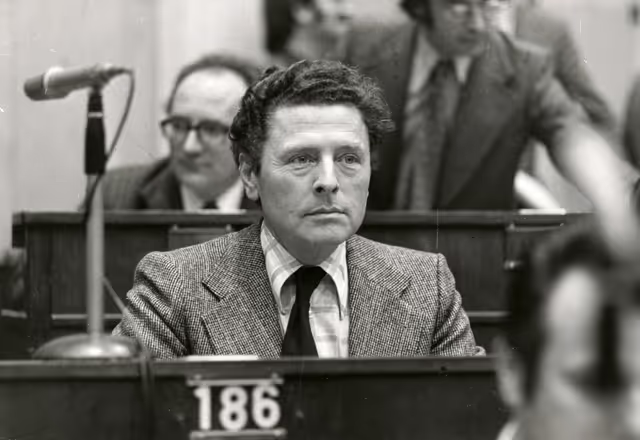 Fotografie 8: Plenary session in March 1975