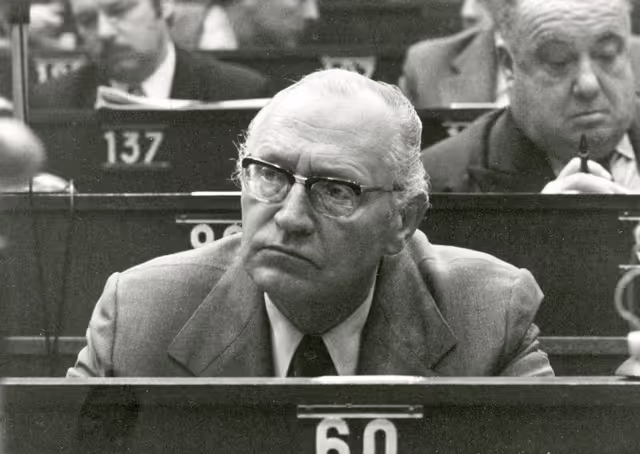 Fotografie 6: Plenary session in March 1975