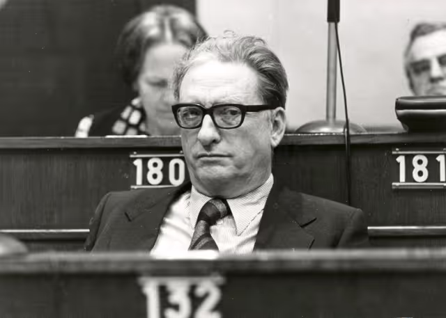 Fotografie 9: Plenary session in March 1975