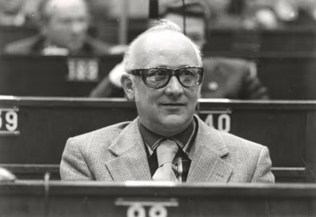 Fotografie 4: Plenary session in March 1975