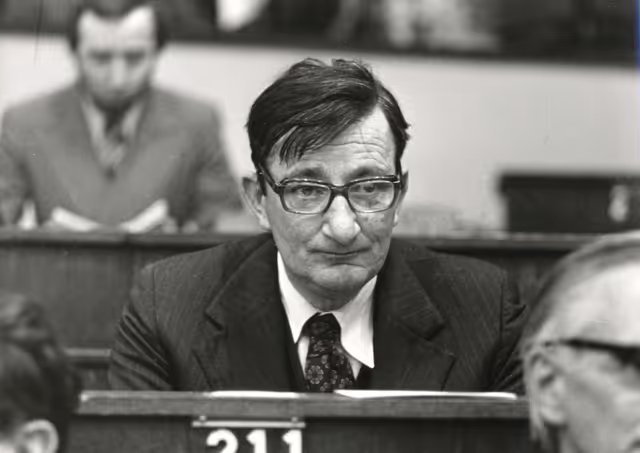 Fotografie 1: Plenary session in March 1975
