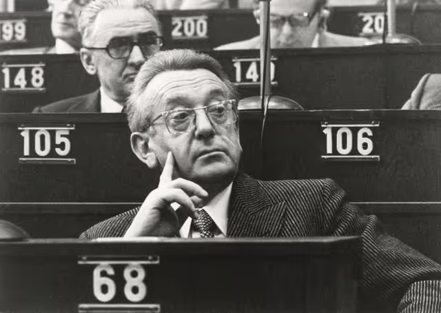 Fotografie 2: Plenary session in March 1975