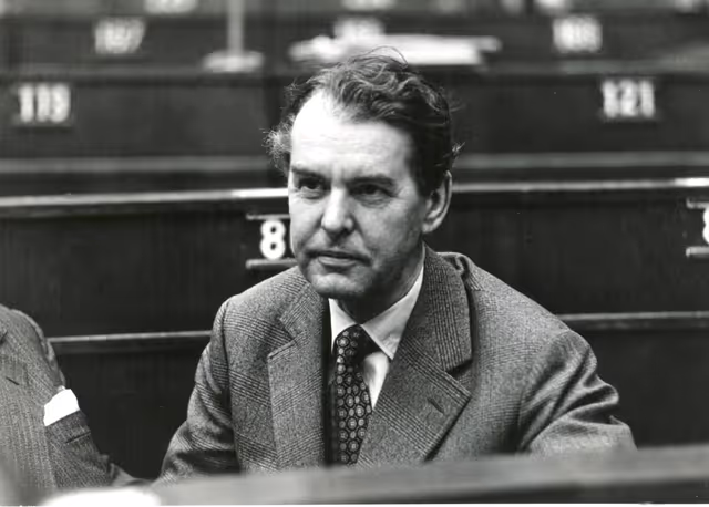 Fotografie 3: Plenary session in March 1975